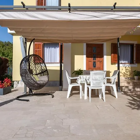 Livia: Family-friendly Retreat With Pool And Playground
