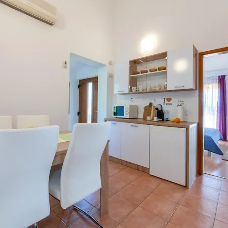 Livia: Family-friendly Retreat With Pool And Playground Liznjan