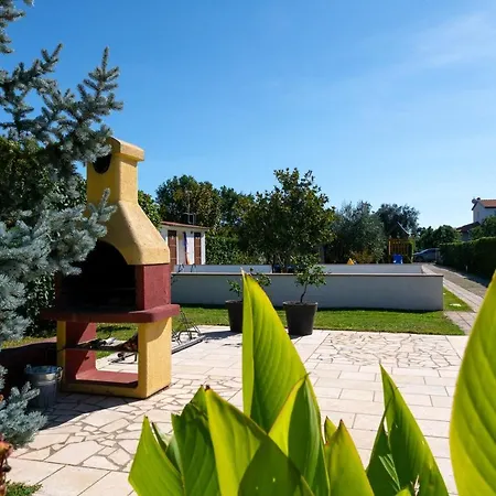 Livia: Family-friendly Retreat With Pool And Playground Apartment Liznjan