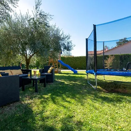 Livia: Family-friendly Retreat With Pool And Playground Apartment Liznjan