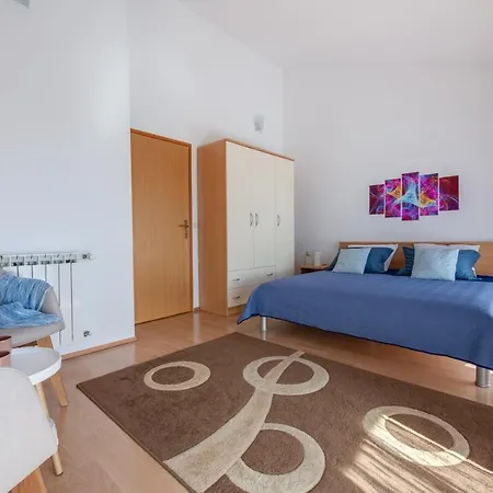 Livia: Family-friendly Retreat With Pool And Playground Apartment Liznjan