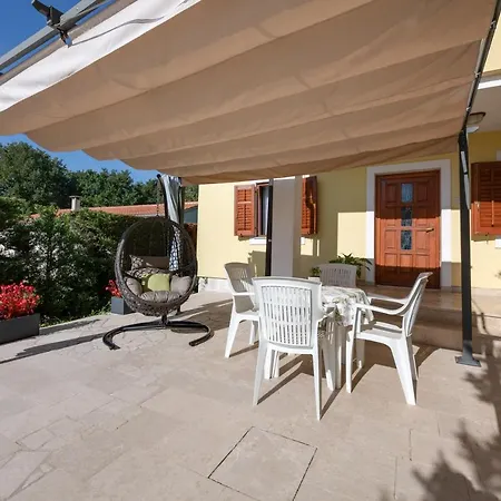 Apartment Livia: Family-friendly Retreat With Pool And Playground *