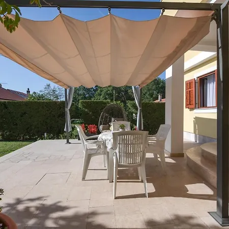 Livia: Family-friendly Retreat With Pool And Playground *