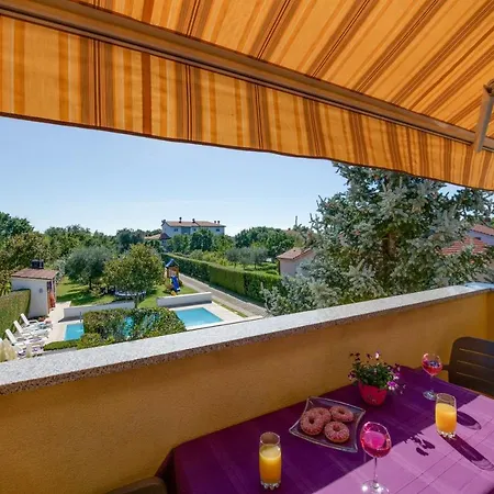 Livia: Family-friendly Retreat With Pool And Playground Liznjan