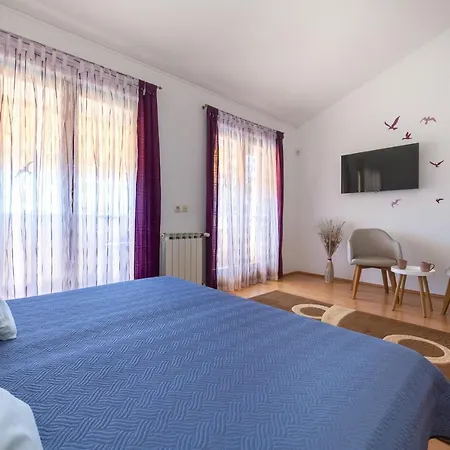 Livia: Family-friendly Retreat With Pool And Playground Liznjan