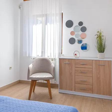 Livia: Family-friendly Retreat With Pool And Playground Liznjan