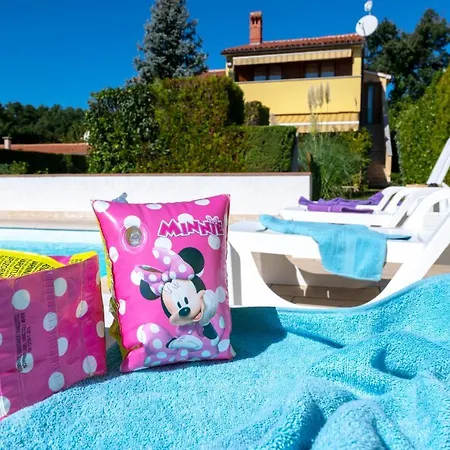 Livia: Family-friendly Retreat With Pool And Playground Apartment Liznjan