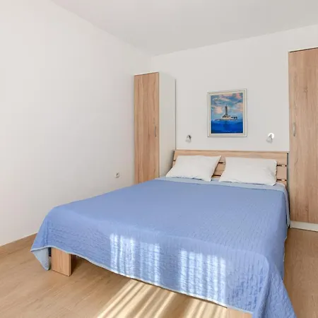 Livia: Family-friendly Retreat With Pool And Playground *