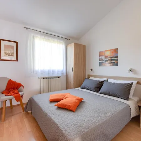 Livia: Family-friendly Retreat With Pool And Playground * Liznjan
