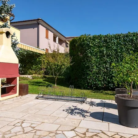 Apartment Livia: Family-friendly Retreat With Pool And Playground *
