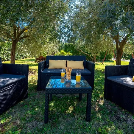 Apartment Livia: Family-friendly Retreat With Pool And Playground Liznjan