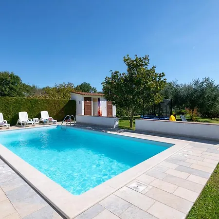 Livia: Family-friendly Retreat With Pool And Playground Apartment Liznjan