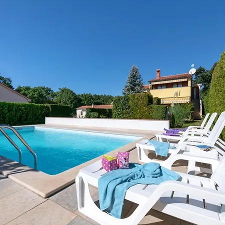 Livia: Family-friendly Retreat With Pool And Playground * Liznjan