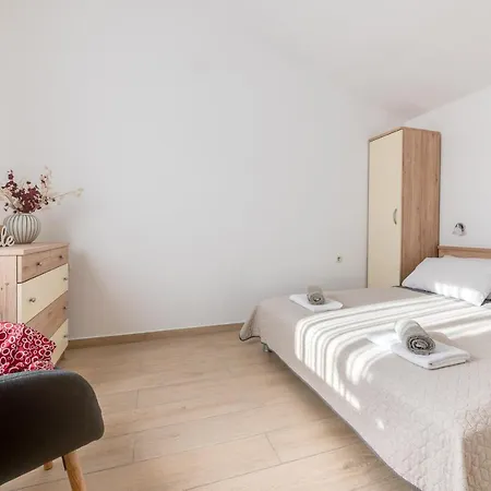 Apartment Livia: Family-friendly Retreat With Pool And Playground *