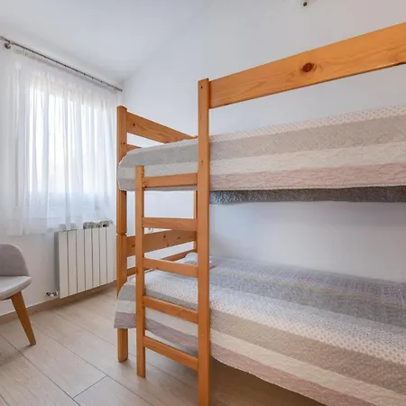 Apartment Livia: Family-friendly Retreat With Pool And Playground Liznjan