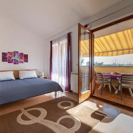 Livia: Family-friendly Retreat With Pool And Playground Apartment Liznjan