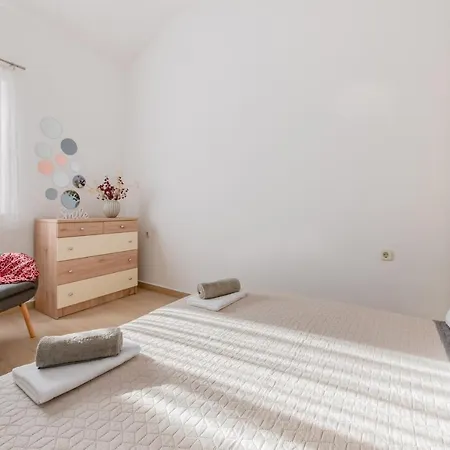 Livia: Family-friendly Retreat With Pool And Playground * Liznjan