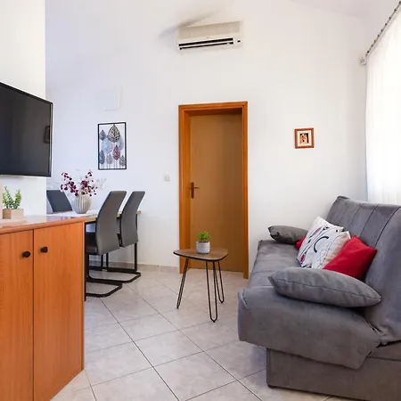 Apartment Livia: Family-friendly Retreat With Pool And Playground