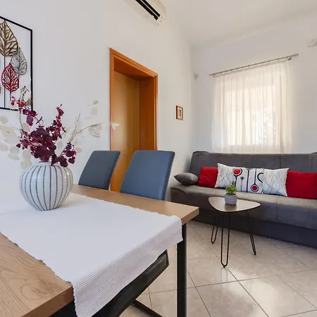 Apartment Livia: Family-friendly Retreat With Pool And Playground *