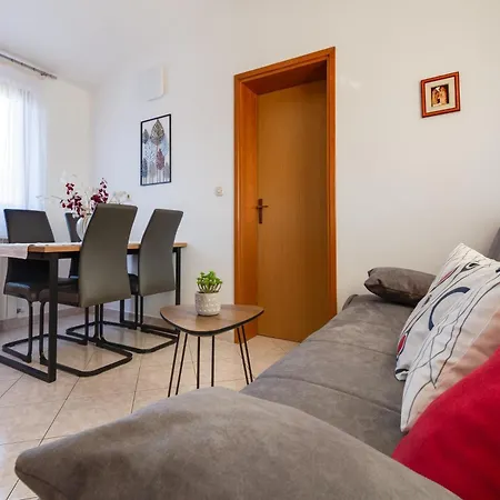 Livia: Family-friendly Retreat With Pool And Playground Apartment Liznjan