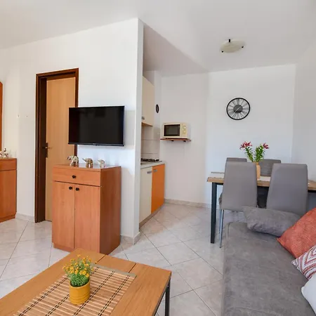 Livia: Family-friendly Retreat With Pool And Playground Liznjan
