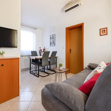 Livia: Family-friendly Retreat With Pool And Playground * Liznjan