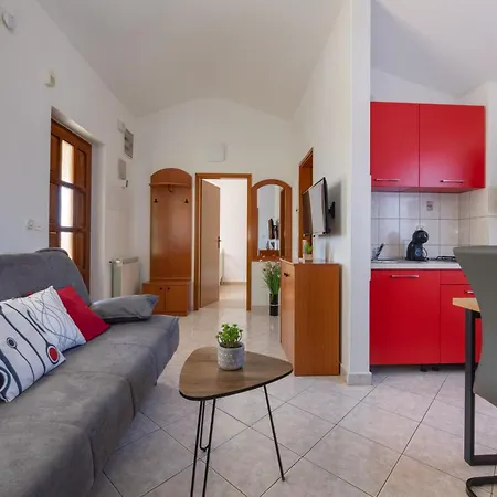 Livia: Family-friendly Retreat With Pool And Playground