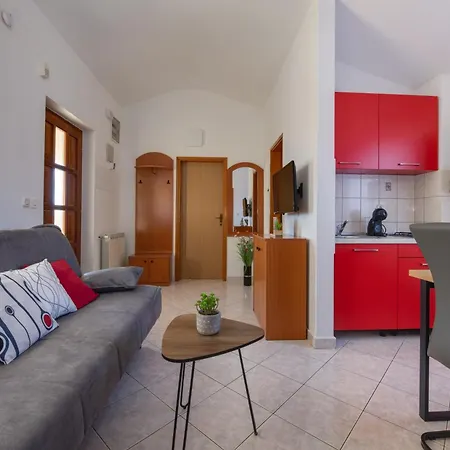 Livia: Family-friendly Retreat With Pool And Playground Apartment