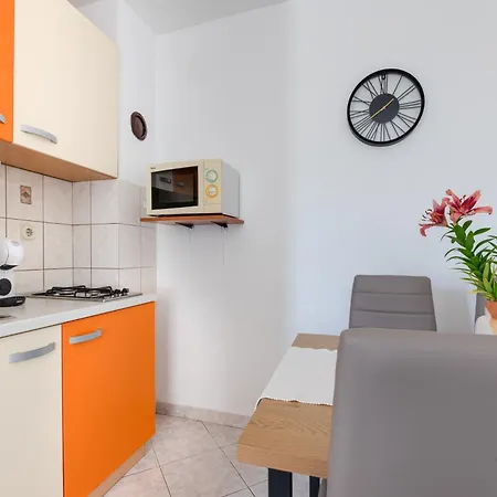 Livia: Family-friendly Retreat With Pool And Playground Apartment *