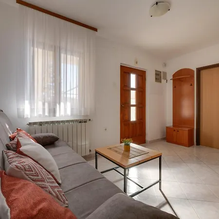 Apartment Livia: Family-friendly Retreat With Pool And Playground Liznjan