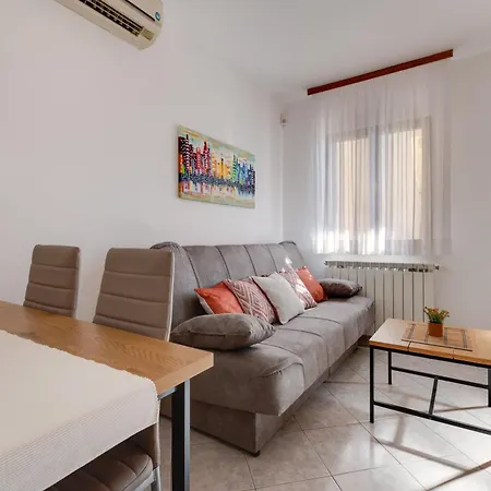 Livia: Family-friendly Retreat With Pool And Playground Liznjan