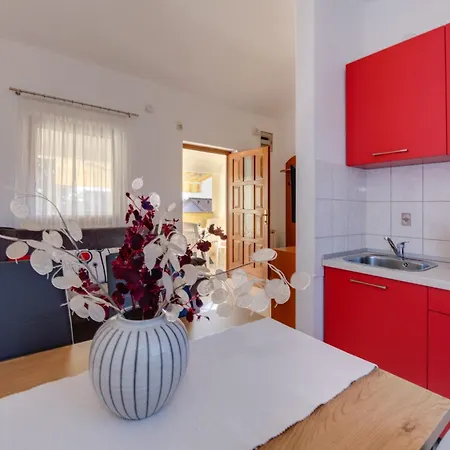 Livia: Family-friendly Retreat With Pool And Playground