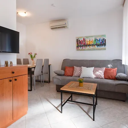 Livia: Family-friendly Retreat With Pool And Playground Apartment