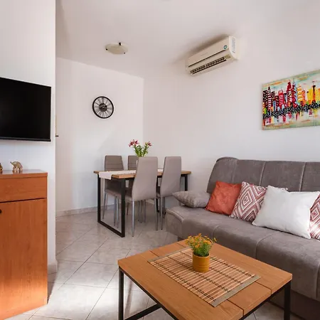 Livia: Family-friendly Retreat With Pool And Playground Liznjan