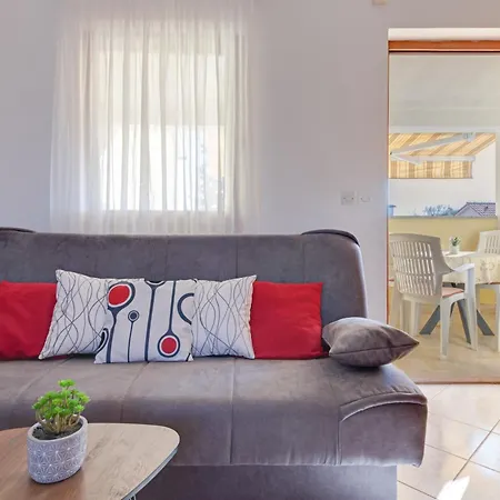Livia: Family-friendly Retreat With Pool And Playground Apartment